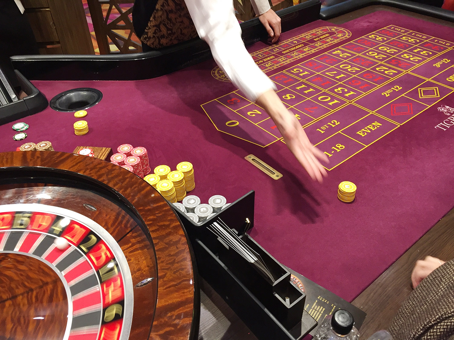 братья крупье. школа крупье в казино golden palace. крупье 8 букв. казино иверия тбилиси. крупье 8 букв.